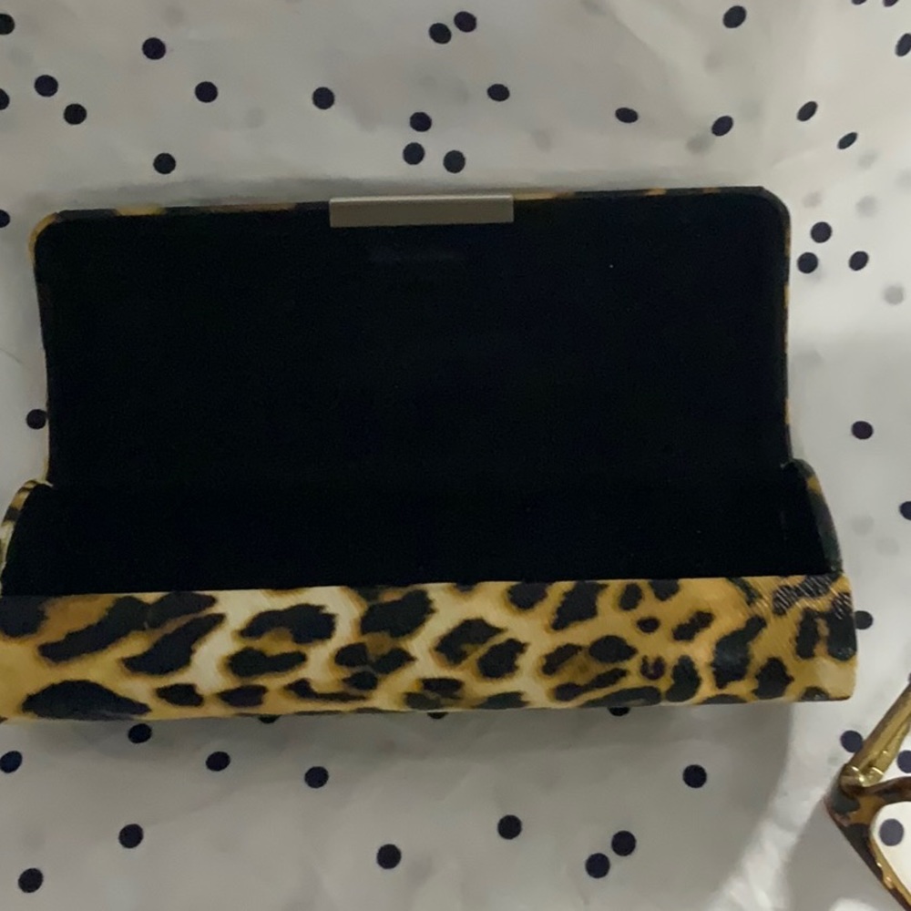 Vintage leopard ๐ print reading glasses with case. (+1.50) - Picture 5 of 10